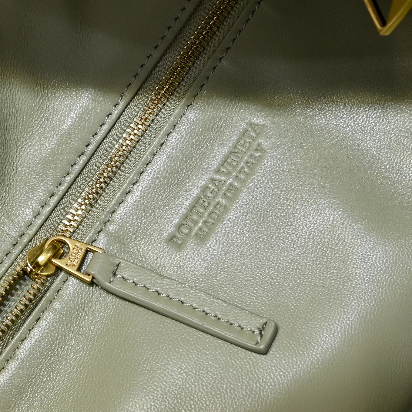 Batch 2360 #JODIE Oversized size comes out~ The shape is still the same fashionable and good-looking. It is made of classic sheepskin weaving. The iconic weaving has always been the most proud design of BV. The soft shape is super suitable for concave shapes~ Not only the size has been changed, but the quality details are also more refined. The shape is more round and Q. The large size has more styles. It is not only practical and can fit everything, but also can carry Jodie’s fashionable concave shape. It is really practical and fashionable. It is awesome in capital letters!  Size: 54*50*20cm Model: 6699